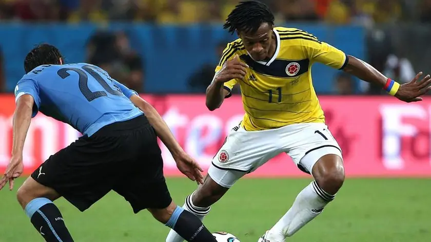 epa04288366 Alvaro Gonzalez of Uruguay (L) and Juan Cuadrado of Colombia in action during the FIFA World Cup 2014 round of 16 match between Colombia and Uruguay at the Estadio do Maracana in Rio de Janeiro, Brazil, 28 June 2014. (RESTRICTIONS APPLY: Editorial Use Only, not used in association with any commercial entity - Images must not be used in any form of alert service or push service of any kind including via mobile alert services, downloads to mobile devices or MMS messaging - Images must appear as still images and must not emulate match action video footage - No alteration is made to, and no text or image is superimposed over, any published image which: (a) intentionally obscures or removes a sponsor identification image; or (b) adds or overlays the commercial identification of any third party which is not officially associated with the FIFA World Cup) EPA/OLIVER WEIKEN EDITORIAL USE ONLY