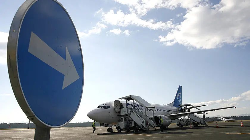 Un aeromobile dell’Adria Airways fermo all’aeroporto Jože Pucnik di Brnik (Lubiana) (Rtvslo.si)