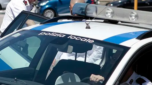 Silvano Trieste 22/06/2016 Piazza Liberta', durante il nuovo piantonamento da parte della Polizia Municipale viene arrestato un uomo, nudo disteso sull'erba