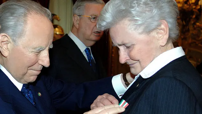 20060208 - ROMA - POL - GIORNATA DEL RICORDO, FOIBE: CIAMPI, ITALIA NON PUO' E NON VUOLE DIMENTICARE - Il Presidente della Repubblica Carlo Azeglio Ciampi consegna a Licia Cossetto la Medaglia d'Oro al Merito Civile alla memoria della sorella Norma durante la Giornata Nazionale del Ricordo, questa mattina al Quirinale. Ciampi ha tenuto a sottolineare l'impotranza di una cerimonia che tende a rinnovare la memoria degli italiani ''e di tutte le vittime delle foibe, dell'esodo dalle loro terre degli istriani, fiumani e dalmati nel secondo dopoguerra''. Enrico Oliverio-Ufficio Stampa della Presidenza della Repubblica / ANSA / I51