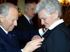20060208 - ROMA - POL - GIORNATA DEL RICORDO, FOIBE: CIAMPI, ITALIA NON PUO' E NON VUOLE DIMENTICARE - Il Presidente della Repubblica Carlo Azeglio Ciampi consegna a Licia Cossetto la Medaglia d'Oro al Merito Civile alla memoria della sorella Norma durante la Giornata Nazionale del Ricordo, questa mattina al Quirinale. Ciampi ha tenuto a sottolineare l'impotranza di una cerimonia che tende a rinnovare la memoria degli italiani ''e di tutte le vittime delle foibe, dell'esodo dalle loro terre degli istriani, fiumani e dalmati nel secondo dopoguerra''. Enrico Oliverio-Ufficio Stampa della Presidenza della Repubblica / ANSA / I51