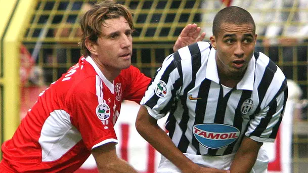 CALCIO, SERIE B JUVENTUS - TRIESTINA . Una curiosa trattenuta di Michele Mignani difensore della Triestina (s) a David Trezeguet attaccante della Juventus (d), oggi 21 ottobre 2006 allo Stadio Nereo Rocco di Trieste LASORTE /ANSA /JI