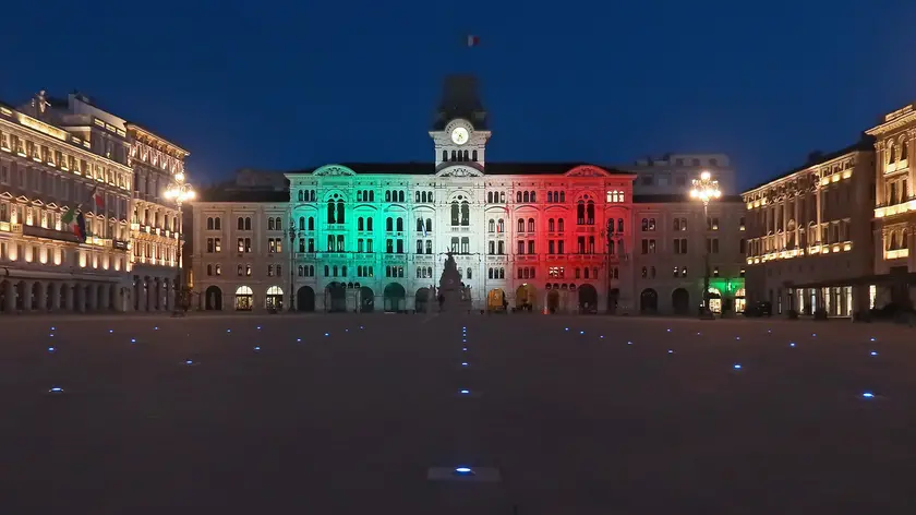 Il tricolore sulla facciata del Municipio (Lasorte)