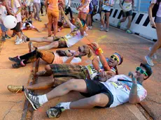 Ragazzi si rotolano a terra alla Color Run: il colore è finito (Silvano)