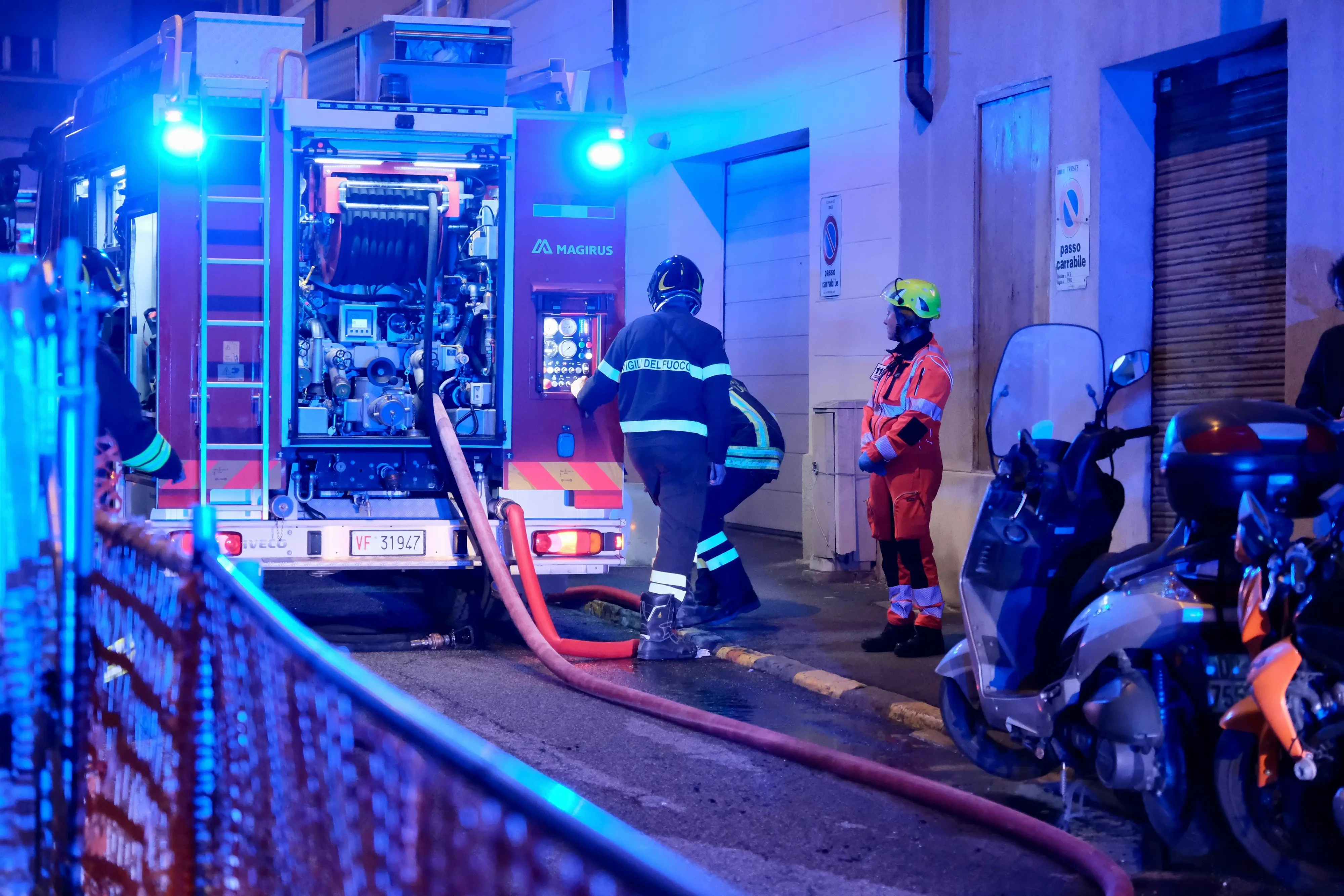 Sul tetto di una palazzina di cinque piani, sita al civico 3 si via Ricci a Trieste, intorno alle 20 di mercoledì è divampato un incendio che ha provocato l'esplosione di una bombola di gas. Sul posto i Vigili del fuoco, il 118, la Polizia di Stato e la Polizia Locale. Le foto di Massimo Silvano