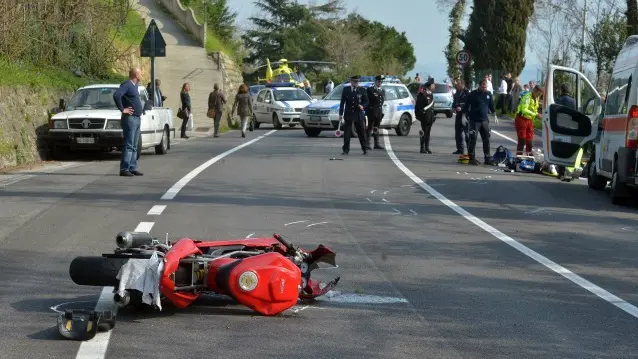 FOTO Bruni 17.04.2013 Costiera:Moto Ducati si schianta sul gardrail-un decesso