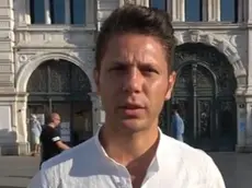 (FRAME VIDEO) Il candidato sindaco di Trieste del Movimento 3V, Ugo Rossi, è stato arrestato per oltraggio e resistenza a Pubblico ufficiale e lesioni aggravate, dopo i disordini registrati questa mattina all'esterno di un ufficio postale. Al termine delle formalità di rito in caserma, Rossi ha accusato un malore ed è stato portato all'ospedale di Cattinara. Per lui sono stati disposti gli arresti domiciliari, 21 settembre 2021. ANSA/ALANEWS