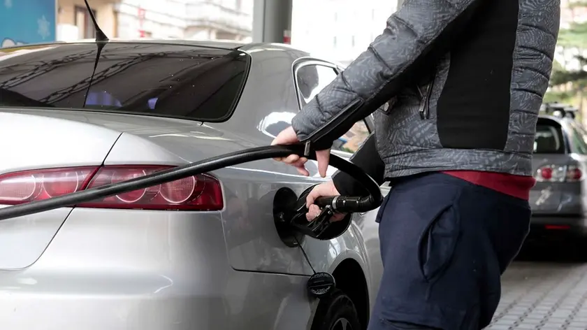 Un pieno di carburante al distributore (foto Silvano)