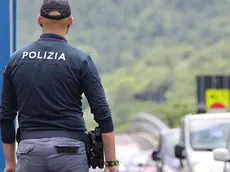 Un agente della Polizia di Stato impegnato nei controlli vicino al confine italo-sloveno in zona Rabuiese