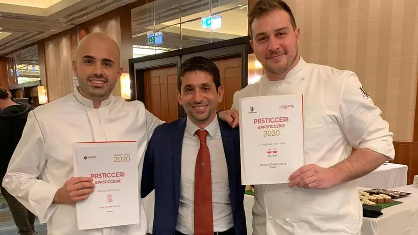 Da sinistra Antonio Tufano, il delegato del Gambero rosso e Matteo Metullio alla premiazione dell’Harry’s