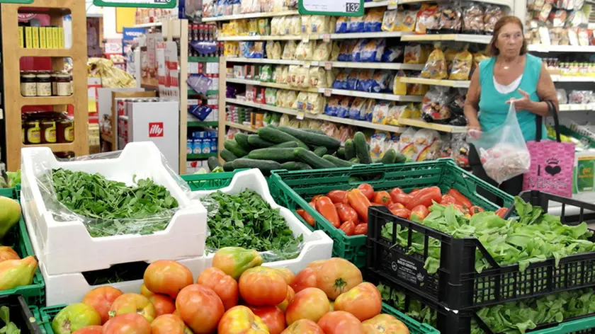 Un banco frutta in un supermercato