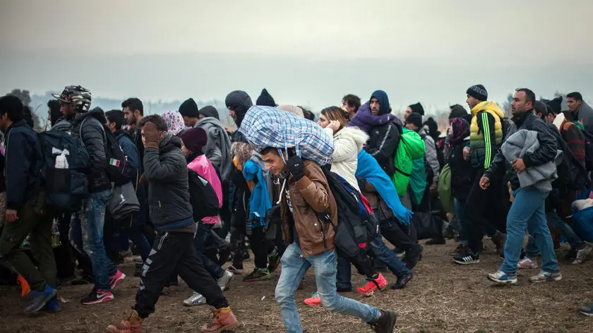 Profughi in marcia al confine fra Croazia e Slovenia