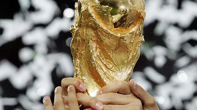 20060709 - BERLINO - SPR - MONDIALI: CANNAVARO SOLLEVA LA COPPA DEL MONDO. La Coppa del Mondo alzata al cielo dai giocatori della Nazionale al termine della finale del Mondiale 2006 tra Italia a Francia, oggi all'Olympiastadion di Berlino. L'Italia ha vinto il titolo mondiale. In finale ha battuto la Francia 6-4 dopo i rigori. I tempi regolamentari e i supplementari si erano conclusi 1-1. +++ Mobile Services OUT +++ Please refer to FIFA's Terms and Conditions +++ DANIEL DAL ZENNARO - ANSA - KRZ