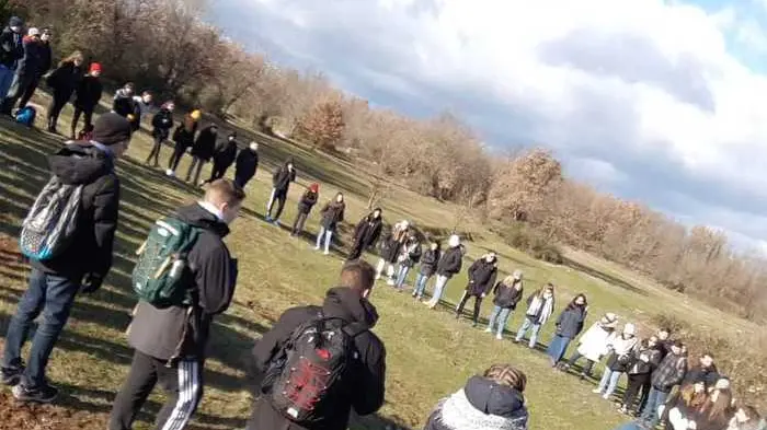 Pellegrini durante un momento di raccoglimento in una delle tappe del cammino