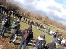 Pellegrini durante un momento di raccoglimento in una delle tappe del cammino