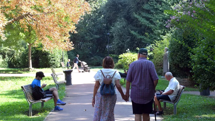 Persone a passeggio a Trieste (Bruni)