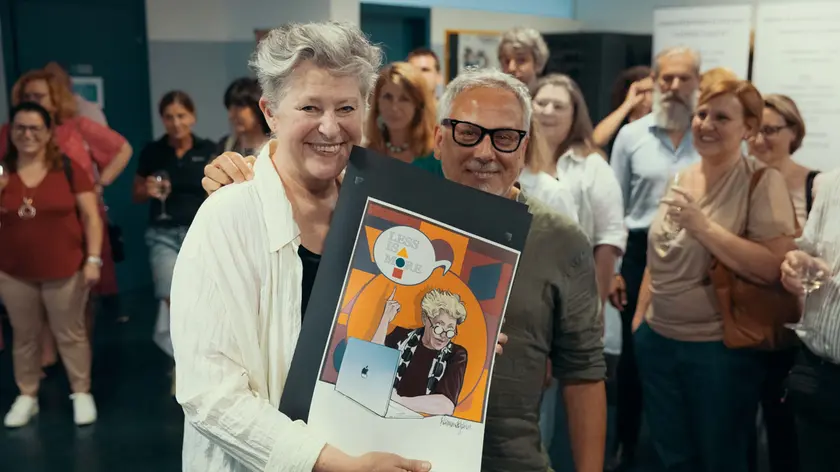 Lucia Negrisin all'ultimo Collegio docenti con il professore Raimondo Pasin, autore della tavola che la ritrae