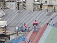 Lasorte Trieste 03/04/13 - Ex Ospedale Militare, Operai sul Tetto