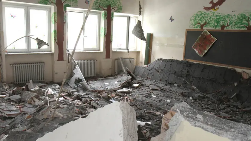 Il soffitto crollato all’interno della scuola Nazario Sauro di via Cosulich (Foto Bonaventura)