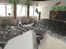 Il soffitto crollato all’interno della scuola Nazario Sauro di via Cosulich (Foto Bonaventura)