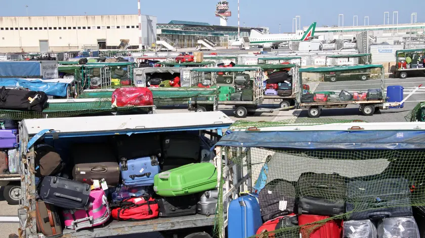 Lo sciopero bianco di Fiumicino: valige abbandonate in pista