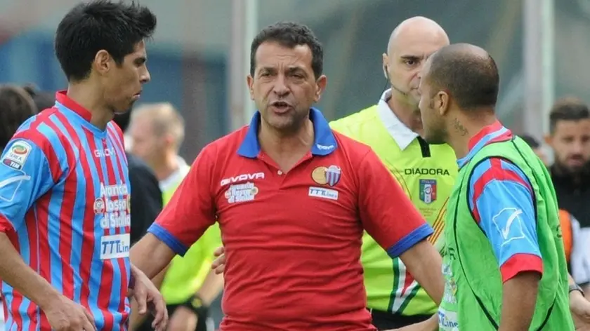 Protesta del presidente del Catania, Antonino Pulvirenti (C), dopo il goal annullato all'attaccante etneo Gonzalo Bergessio durante la partita del campionato di Serie A Catania-Juventus allo stadio Angelo Massimino di Catania, il 28 ottobre 2012..ANSA/MASSIMO DAGATA