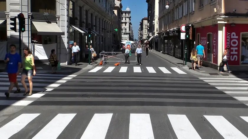 Cancellate le maxi-zebre di via Imbriani all’incrocio con via Mazzini (foto Lasorte)