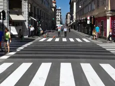 Cancellate le maxi-zebre di via Imbriani all’incrocio con via Mazzini (foto Lasorte)