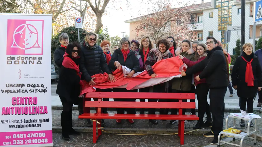 Una delle panchine rosse presenti nella Bisiacaria per denunciare la violenza contro le donne Foto Katia Bonaventura