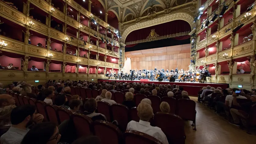 Il Teatro Verdi gremito per la Notte blu