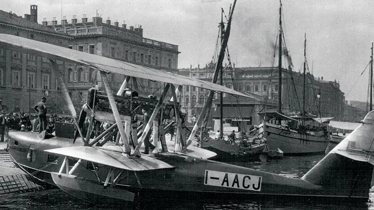 Un idrovolante in una foto d'epoca scattata sulle Rive di Trieste