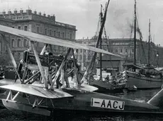 Un idrovolante in una foto d'epoca scattata sulle Rive di Trieste