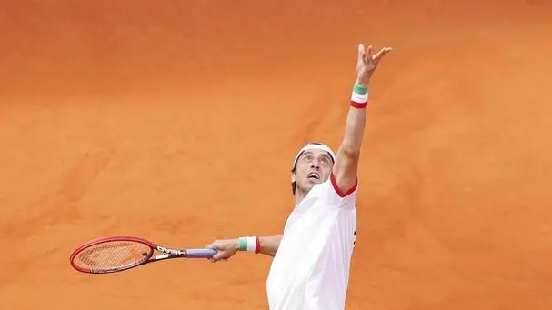 epa05773466 Italian tennis player Paolo Lorenzi serves a ball to Argentinian Carlos Berloqc during their Davis Cup World Group match in Buenos Aires, Argentina, 5 February 2017. EPA/David Fernandez