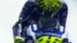 Il fermo immagine tratto da Sky Sport mostra il fumo bianco che esce dal motore della moto di Valentino Rossi durante il Gran Premio d'Italia sul circuito del Mugello, 22 maggio 2016. ANSA/FERMO IMMAGINE SKY SPORT +++EDITORIAL USE ONLY - NO SALES+++