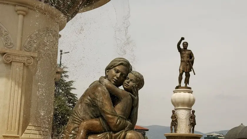 Due delle tante statue di Skopje
