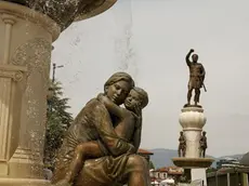 Due delle tante statue di Skopje