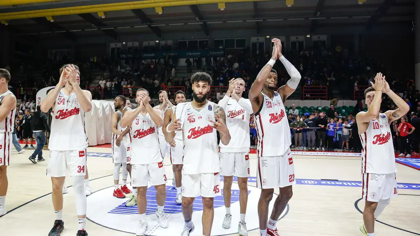 L’esultanza dei giocatori biancorossi al termine del match con Tortonafoto Ciamillo/Lasorte