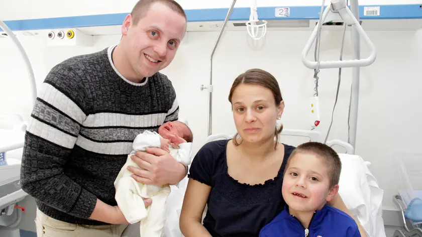 La famiglia all’ospedale di Monfalcone, a destra mamma Samantha con il piccolo Denis (foto Bonaventura)