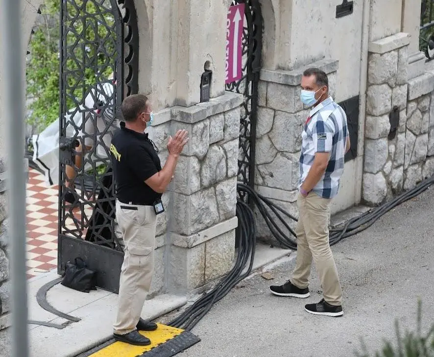 L’ingresso della villa dove lavora Nicolas Cage super protetta dalla security. (Foto slobodna.hr)