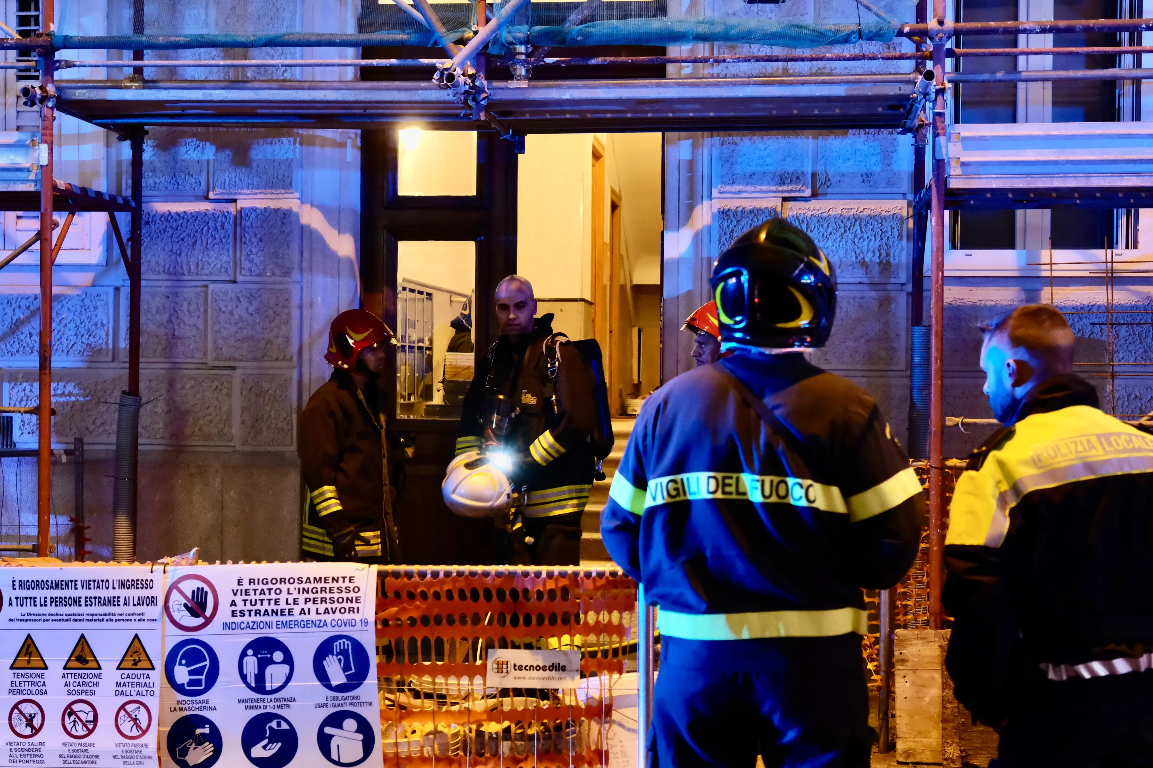 Sul tetto di una palazzina di cinque piani, sita al civico 3 si via Ricci a Trieste, intorno alle 20 di mercoledì è divampato un incendio che ha provocato l'esplosione di una bombola di gas. Sul posto i Vigili del fuoco, il 118, la Polizia di Stato e la Polizia Locale. Le foto di Massimo Silvano
