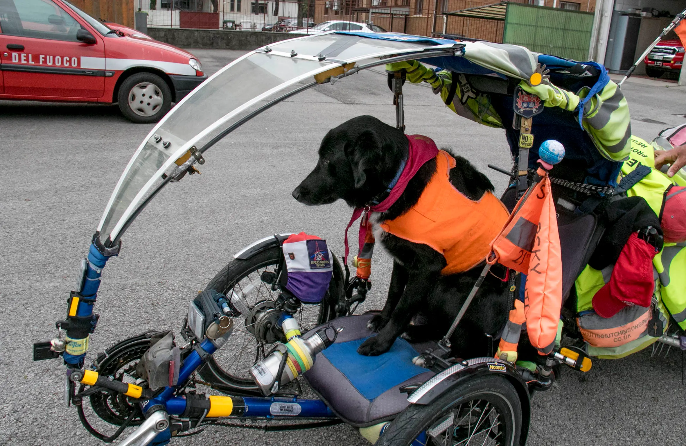 Bonaventura Monfalcone-13.04.2019 Giro del mondo in bicicletta di Martin Hutchinson e Starsky-Caserma di vigili del fuoco-Monfalcone-foto di Katia Bonaventura