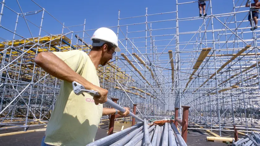 Un operaio al lavoro in un cantiere edile