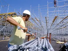 Un operaio al lavoro in un cantiere edile