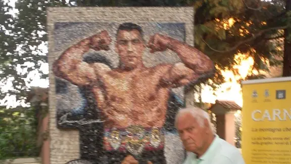 Renè Lasartesse davanti al mosaico di Primo Carnera