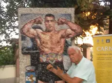 Renè Lasartesse davanti al mosaico di Primo Carnera