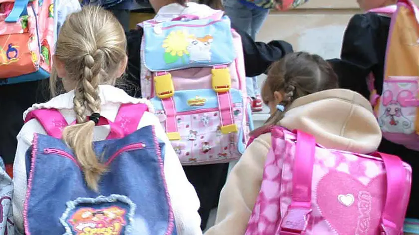 Due bambine all'entrata della scuola (Foto d'archivio)