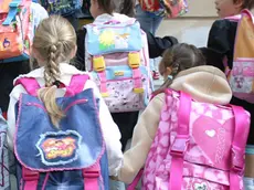 Due bambine all'entrata della scuola (Foto d'archivio)