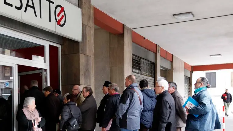 Silvano Trieste 14/12/2015 Esatto, la fila di persone in attesa