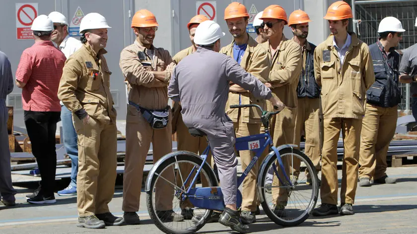 Un gruppo di operai nello stabilimento di Panzano (Foto Bonaventura)