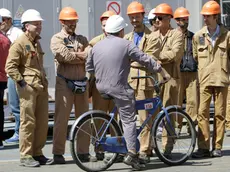 Un gruppo di operai nello stabilimento di Panzano (Foto Bonaventura)